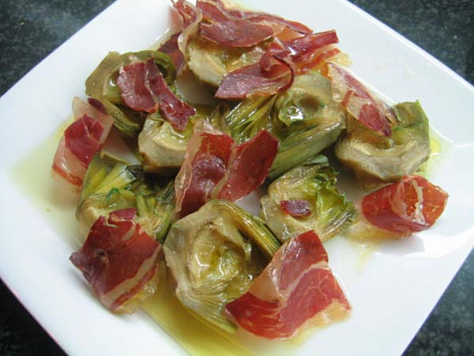 Alcachofas al horno con jamón
